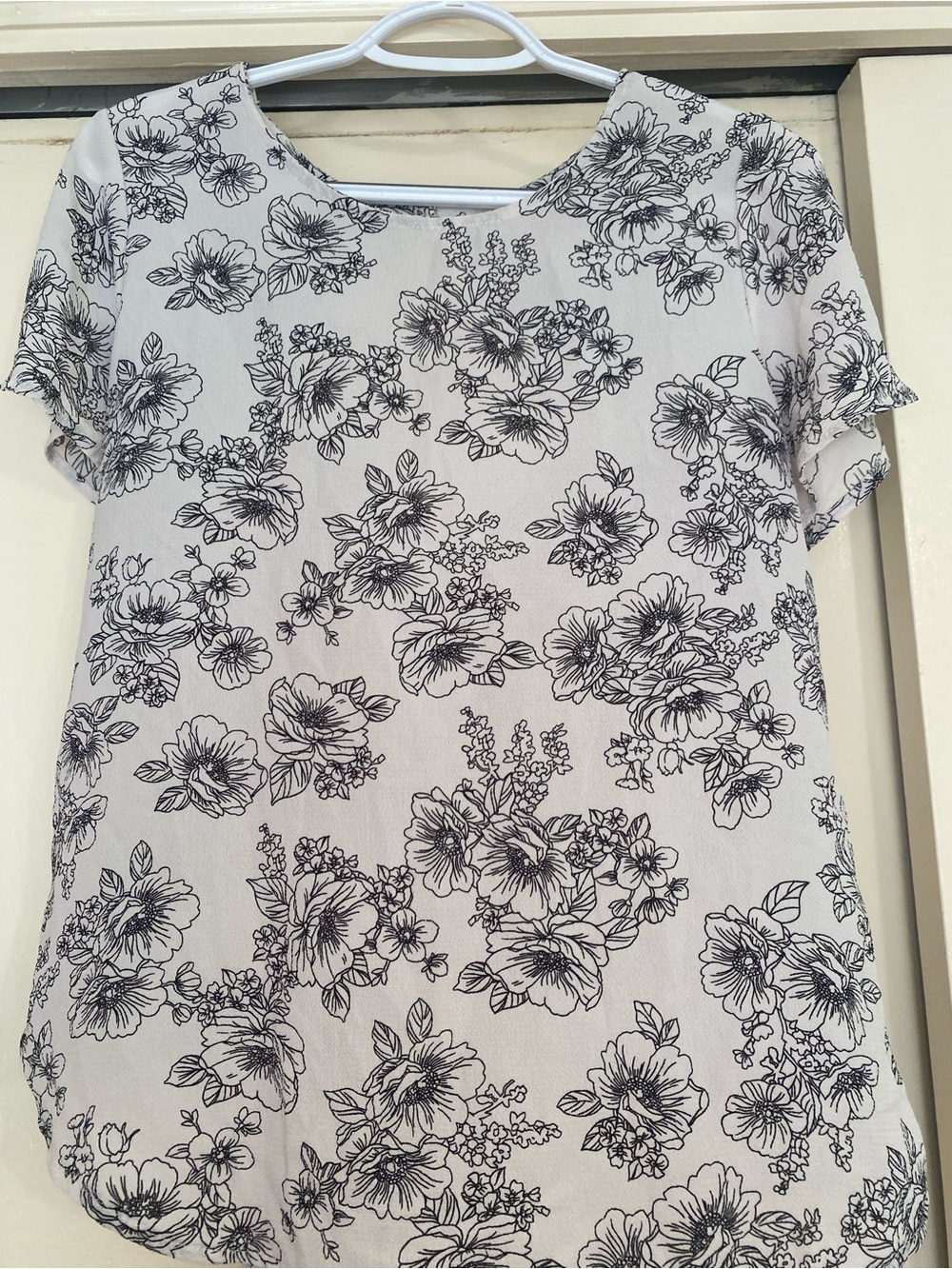 White Floral Short-Sleeve Blouse with Black Sketch Print keyhole back size M